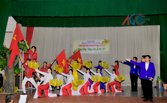 Trung tâm Văn hóa tỉnh biểu diễn báo cáo chương trình phục vụ mừng Đảng, mừng Xuân Ất Mùi 2015.