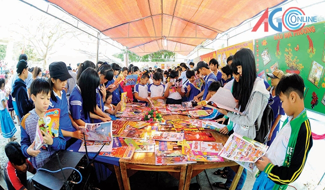 Các em học sinh huyện Tịnh Biên xem Triển lãm báo Xuân Ất Mùi
