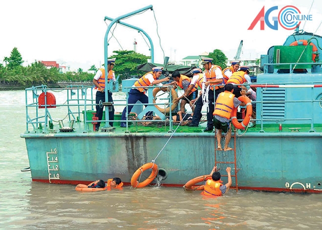 Tập luyện cứu hộ và bơi lội