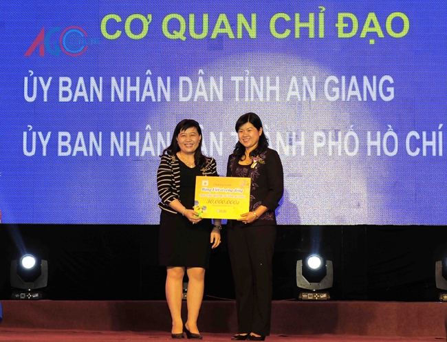 Thông qua Hội Liên hiệp Phụ nữ Việt Nam tỉnh An Giang, Công ty TNHH Quốc Hải và Công ty TNHH Liêu Thanh trao 30 phần quà cho các hộ nghèo tại tỉnh.