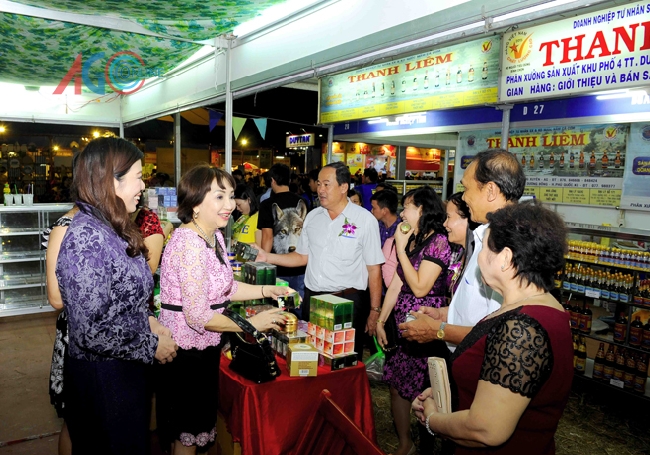 Lãnh đạo tỉnh An Giang và đại biểu tham quan các gian hàng của các doanh nghiệp tại ngôi nhà chung.