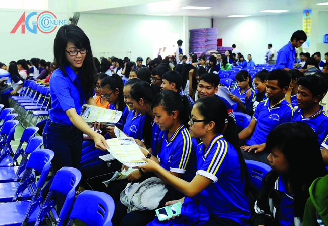 Sinh viên Đại học An Giang phát tài liệu liên quan đến kỳ thi THPT cho các em học sinh người dân tộc Khmer, kinh tại huyện Tri Tôn