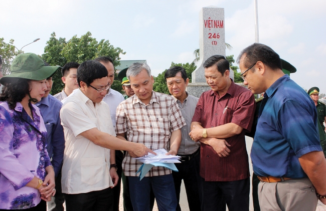 Phó Thủ tướng, Bộ trưởng Bộ Ngoại giao Phạm Bình Minh kiểm tra công tác phân giới, cắm mốc tại cột mốc 246 (1) huyện An Phú