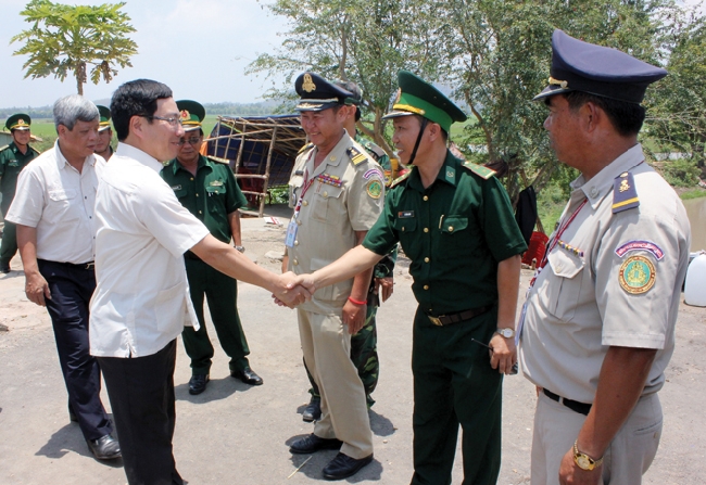 Phó Thủ tướng, Bộ trưởng Bộ Ngoại giao Phạm Bình Minh thăm hỏi các cán bộ, chiến sĩ công tác tại Cửa khẩu Quốc tế Tịnh Biên.