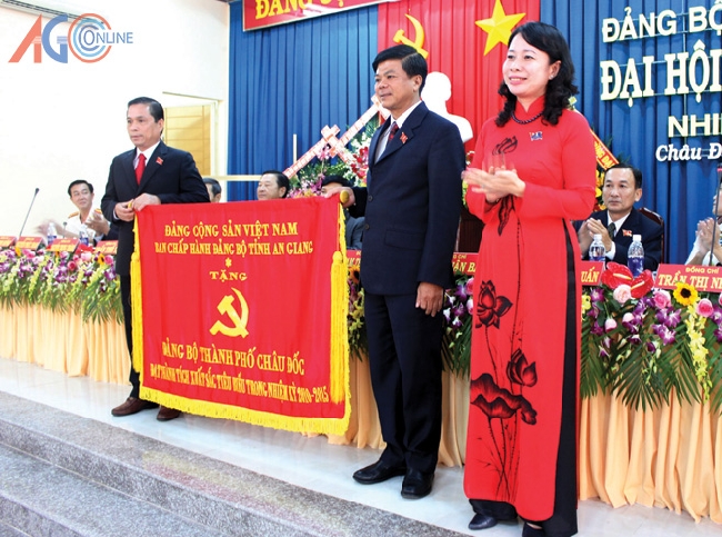 Phó Bí thư Thường trực Tỉnh ủy Võ Thị Ánh Xuân tặng cờ của Ban Chấp hành Đảng bộ tỉnh cho Đảng bộ TP. Châu Đốc vì có thành tích xuất sắc tiêu biểu trong nhiệm kỳ 2010- 2015