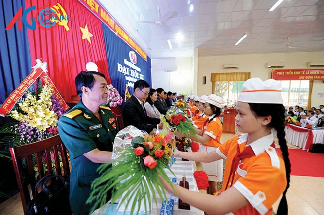 Các cháu thiếu nhi  tặng hoa Đoàn Chủ tịch ĐHĐB Đảng bộ huyện Thoại Sơn