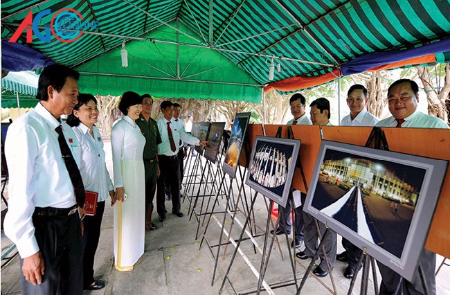 Đại biểu xem triển lãm thành tựu kinh tế, văn hóa, xã hội của huyện Thoại Sơn