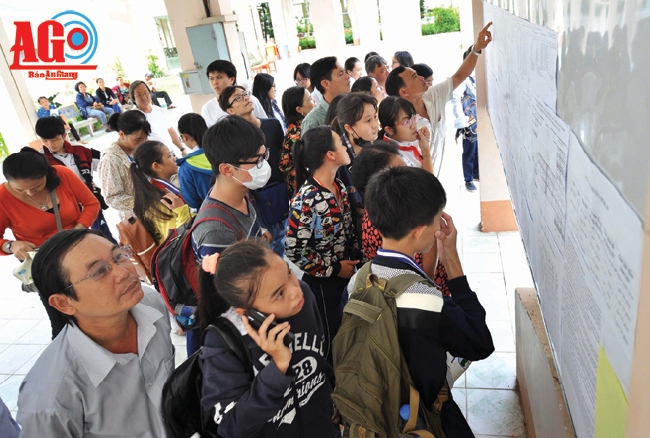 Phụ huynh và học sinh xem danh sách, phòng thi tại Trường THPT chuyên Thoại Ngọc Hầu (TP. Long Xuyên)