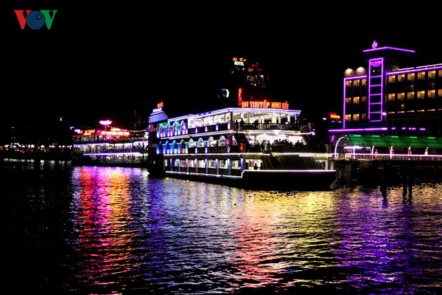 Đến với Du Thuyền trên sông tại Cần Thơ, du khách sẽ có những trải nghiệm thú vị khi ngắm Tây Đô về đêm.