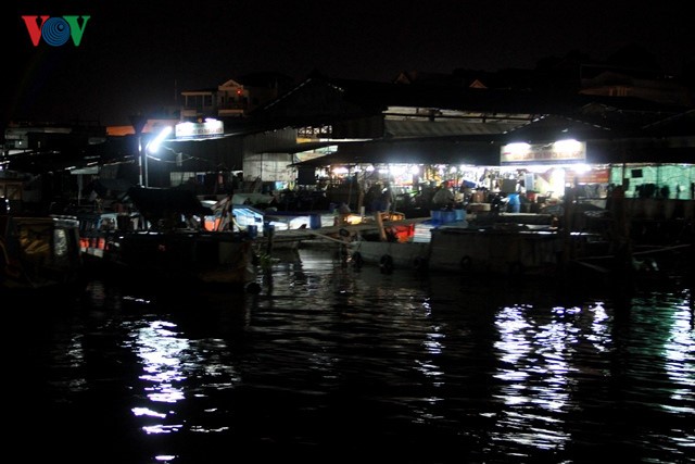 Chợ cá Cần Thơ hoạt động suốt ngày đêm. Đây là chợ nằm trên sông, theo tập quán của cư dân miền sông nước.