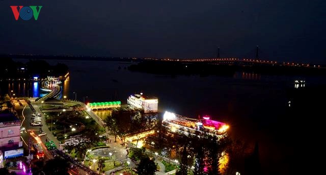 Từ khu vực bến Ninh Kiều, du khách có thể ngắm rất rõ vẻ đẹp của sông Hậu với cầu Cần Thơ nhìn xa như một con rồng uốn khúc
