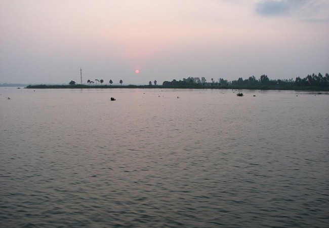 Sông Tiền là ranh giới tự nhiên giữa Châu Thành, Đồng Tháp bên hữu và Cái Bè (Tiền Giang) bên tả. Ảnh: Vietdu.