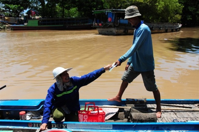 Niềm vui của vợ chồng anh Trần Tuấn Kiệt, khi mang cá tôm ra chợ bán xong được khoảng tiền 700.000 -1 triệu đồng/ngày.