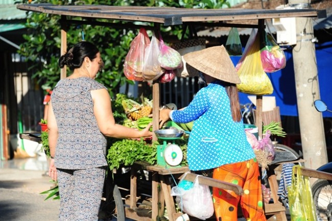 Ngoài ra nơi đây còn xuất hiện chợ lưu mang cá tôm, rau đồng đem đi bán khắp nơi trong xã.