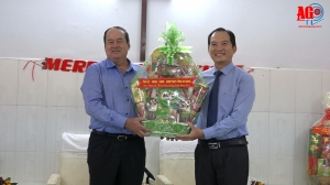 Phó Chủ tịch UBND tỉnh Nguyễn Thanh Bình thăm và chúc mừng lễ Thiên chúa Giáng sinh tại Hội thánh Tin lành Long Xuyên