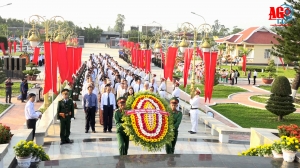 Lãnh đạo tỉnh viếng Nghĩa trang liệt sĩ tỉnh nhân dịp Tết Nguyên đán Kỷ Hợi 2019