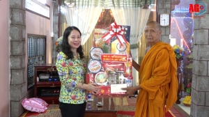 Bí thư Tỉnh ủy Võ Thị Ánh Xuân thăm, tặng quà các chùa và đồng bào dân tộc thiểu số Khmer nhân dịp Tết Chol Chnam Thmay