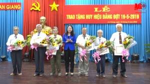 Ban Thường vụ Tỉnh ủy trao tặng 33 Huy hiệu Đảng cho các đồng chí cao niên tuổi Đảng