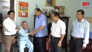 Chủ tịch UBND tỉnh Nguyễn Thanh Bình thăm, tặng quà gia đình chính sách nhân kỷ niệm 72 năm ngày Thương binh - Liệt sĩ 27-7