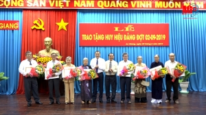 Ban Thường vụ Tỉnh ủy trao tặng Huy hiệu Đảng cho 20 đồng chí cao niên tuổi Đảng