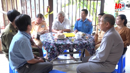 Thăm, hỏi các gia đình nạn nhân tử vong do tai nạn giao thông có hoàn cảnh khó khăn