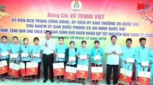 Chủ nhiệm Ủy ban Quốc phòng – An ninh Quốc hội Võ Trọng Việt tặng quà Tết công nhân có hoàn cảnh khó khăn