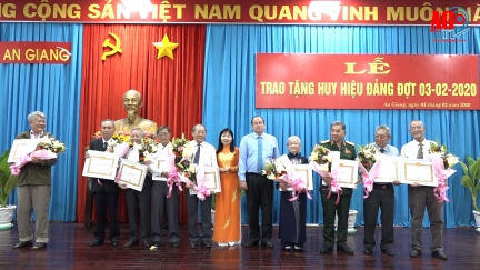 Ban Thường vụ Tỉnh ủy An Giang trao tặng Huy hiệu Đảng cho các đồng chí cao niên tuổi Đảng đợt 3-2