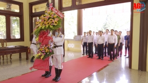 Phó Thủ tướng Chính phủ Trịnh Đình Dũng viếng, dâng hoa, dâng hương Đền thờ Chủ tịch Tôn Đức Thắng