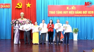 Ban Thường vụ Tỉnh ủy trao huy hiệu Đảng cho 20 đảng viên cao niên tuổi Đảng