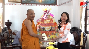 Bí thư Tỉnh ủy Võ Thị Ánh Xuân thăm, tặng quà các chùa Khmer nhân dịp lễ Sene Dolta
