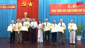 Ban Thường vụ Tỉnh ủy An Giang  trao huy hiệu Đảng nhân Kỷ niệm 103 năm Cách mạng Tháng 10 Nga