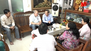 Phó Bí thư Thường trực Tỉnh ủy An Giang Lê Văn Nưng thăm các nhà giáo lão thành