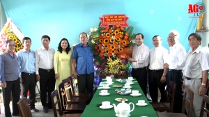 Chủ tịch UBND tỉnh Nguyễn Thanh Bình chúc Giáng sinh tại nhà thờ Chánh toà Long Xuyên