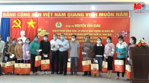 Đồng chí Nguyễn Văn Giàu trao 100 phần quà cho người lao động có hoàn cảnh khó khăn