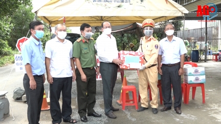 Chủ tịch UBND tỉnh An Giang Nguyễn Thanh Bình khảo sát thực tế và làm việc với lãnh đạo huyện Tri Tôn về công tác phòng, chống dịch bệnh COVID-19