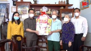 Bí thư Tỉnh ủy An Giang Lê Hồng Quang thăm, tặng quà các mẹ Việt Nam Anh hùng và gia đình chính sách tiêu biểu nhân kỷ niệm 74 năm ngày Thương binh - Liệt sĩ