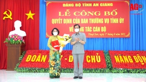 Trao quyết định chuẩn y đồng chí Nguyễn Thị Minh Kiều, Phó Bí thư Huyện ủy, Chủ tịch UBND huyện giữ chức vụ Bí thư Huyện ủy Thoại Sơn