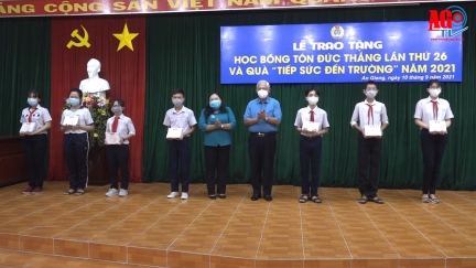 Trao học bổng Tôn Đức Thắng và tặng quà “Tiếp sức đến trường” cho con đoàn viên, người lao động có hoàn cảnh khó khăn