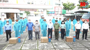 Công an tỉnh An Giang tặng 2.000 bình ô-xy y tế và 50 tấn gạo hỗ trợ phòng, chống dịch COVID-19