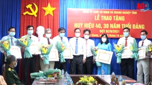 Đảng ủy Khối Cơ quan và Doanh nghiệp An Giang trao huy hiệu Đảng đợt 2-9