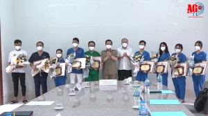 Bí thư Tỉnh ủy An Giang Lê Hồng Quang thăm, động viên và tặng quà y, bác sĩ tham gia chữa trị bệnh nhân mắc COVID-19