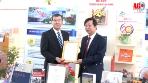 Tổng Lãnh sự quán Nhật Bản tại TP. Hồ Chí Minh thăm, làm việc và tặng sách tại Trường Đại học An Giang