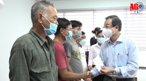 Lãnh đạo tỉnh An Giang thăm, động viên và trao hỗ trợ cho các tiểu thương bị thiệt hại trong vụ cháy tại Trung tâm Thương mại Cái Dầu