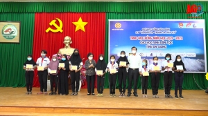 Trao học bổng Vừ A Dính cho học sinh dân tộc thiểu số Chăm tại huyện An Phú