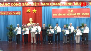 Ban Thường vụ Tỉnh ủy  An Giang trao tặng Huy hiệu Đảng đợt 19/5/2022