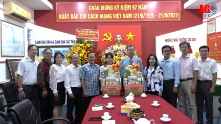 Phó Bí thư Thường trực Tỉnh ủy, Chủ tịch HĐND tỉnh An Giang Lê Văn Nưng thăm và chúc mừng 97 năm Ngày Báo chí cách mạng Việt Nam