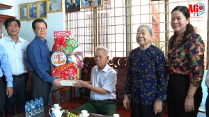 Bí thư Tỉnh ủy An Giang Lê Hồng Quang thăm các gia đình chính sách tiêu biểu nhân kỷ niệm 75 năm Ngày Thương binh – Liệt sĩ