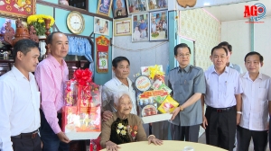 Bí thư Tỉnh ủy An Giang Lê Hồng Quang thăm, tặng quà mẹ Việt Nam Anh hùng và gia đình chính sách nhân kỷ niệm 75 năm Ngày Thương binh - Liệt sĩ