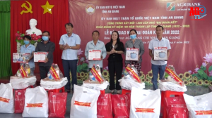 Bàn giao nhà Đại đoàn kết từ nguồn Agribank An Giang tài trợ cho hộ nghèo huyện Châu Phú