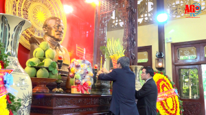 Đoàn lãnh đạo cấp cao tỉnh Champasak viếng, dâng hoa, dâng hương đền thờ Chủ tịch Tôn Đức Thắng